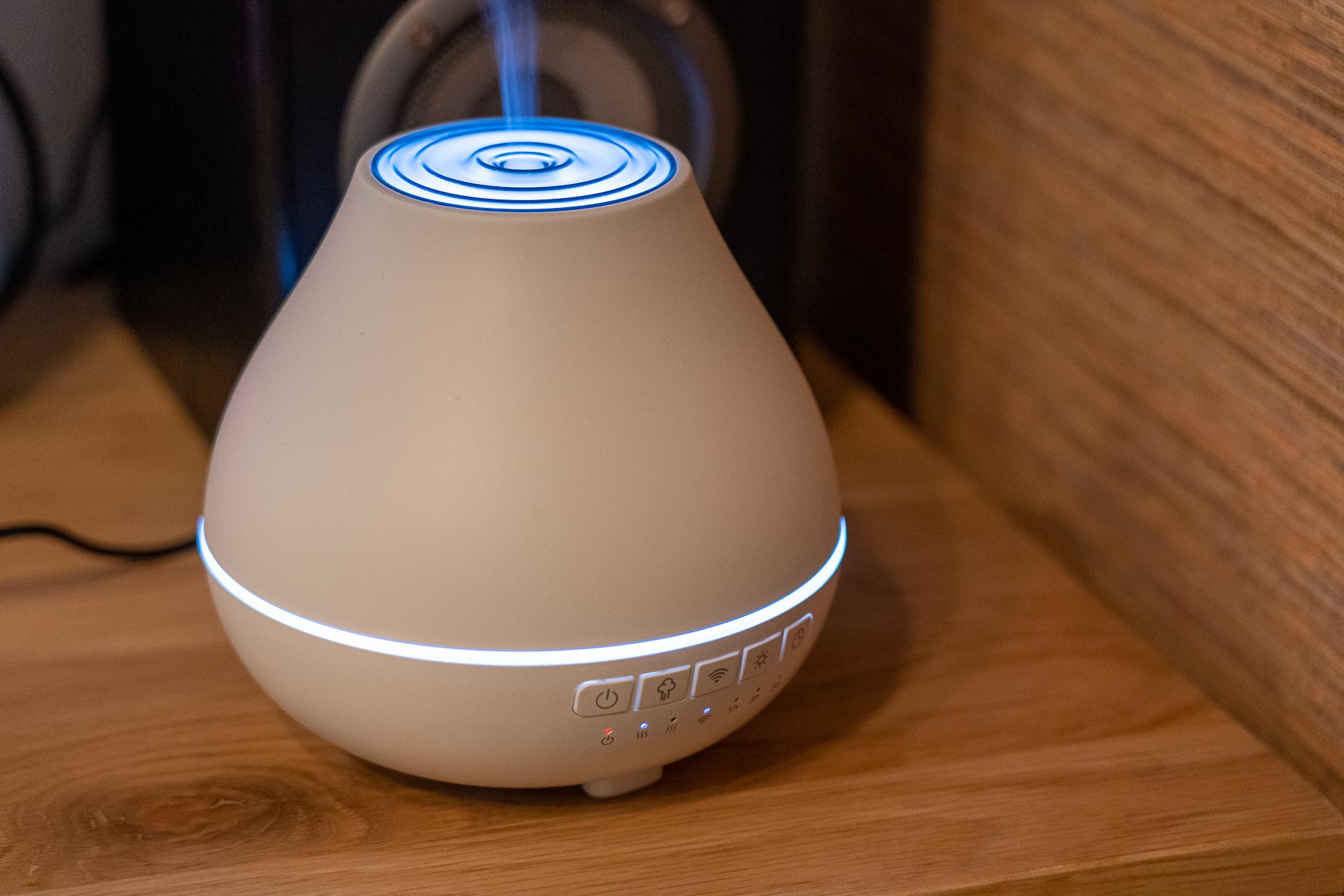 エアコンを操作する Nature Remo mini と加湿器