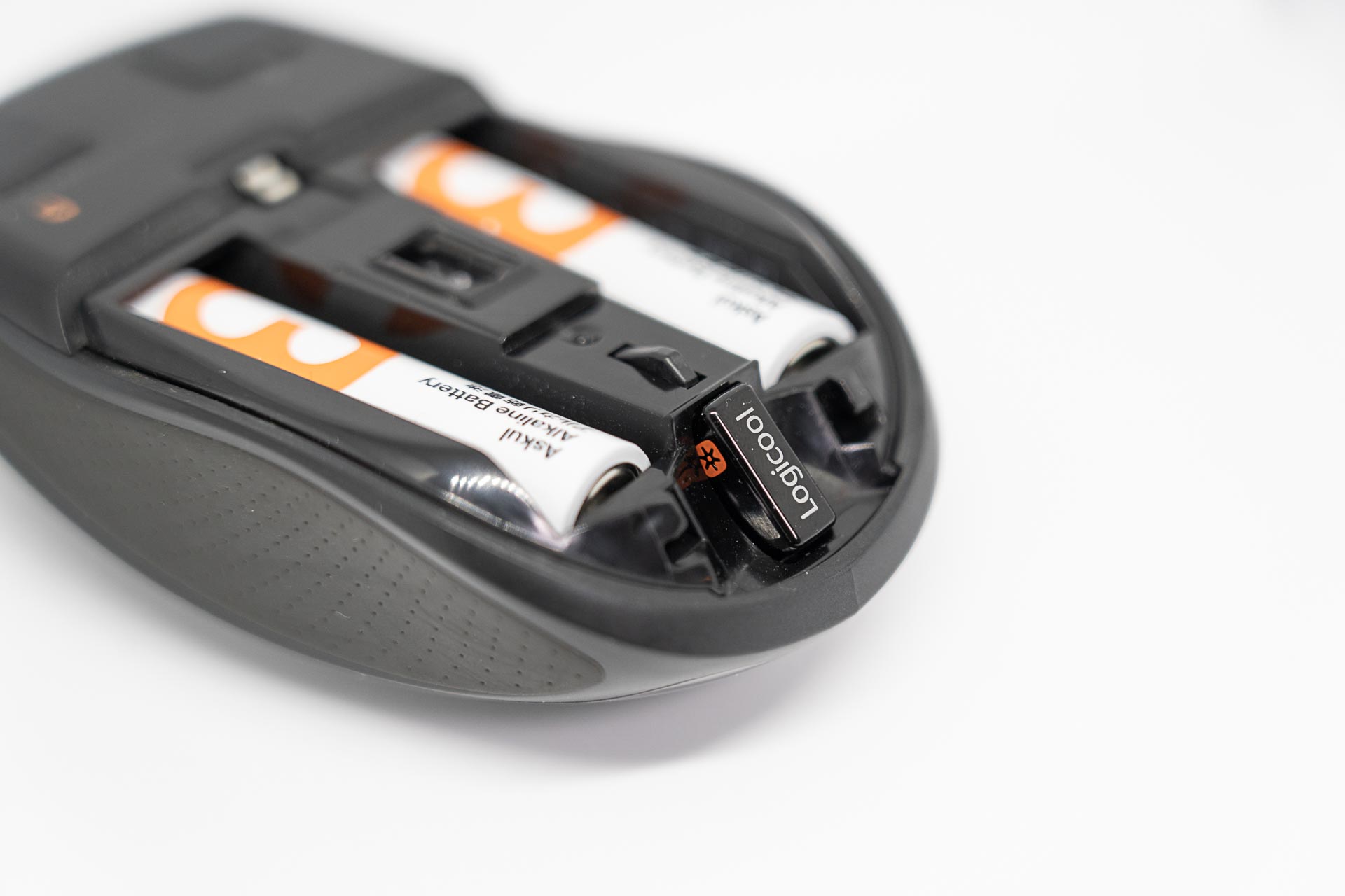 M905r は電池蓋を開けると Unifying レシーバを格納できた