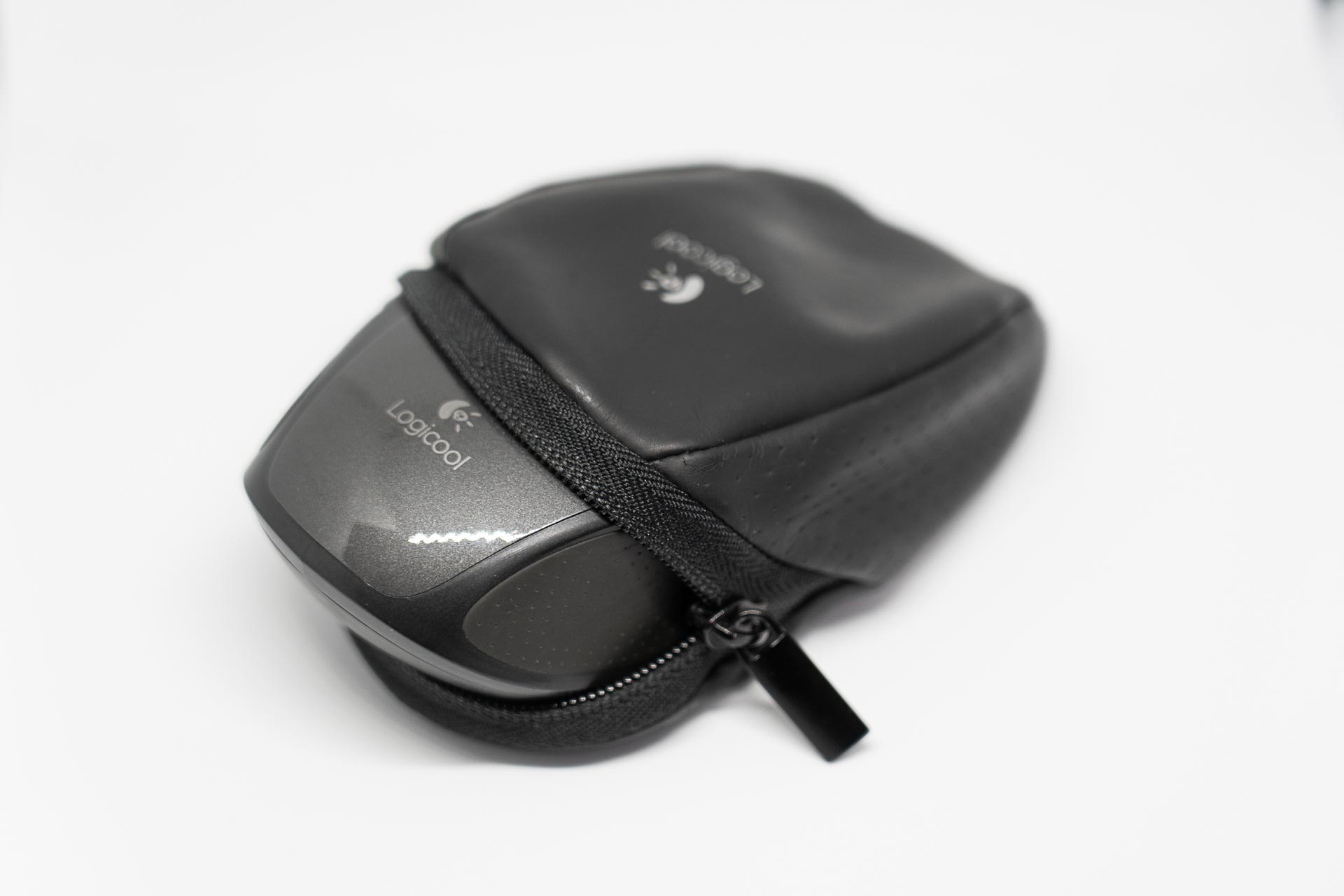 使い古されてきた M905r のソフトケース