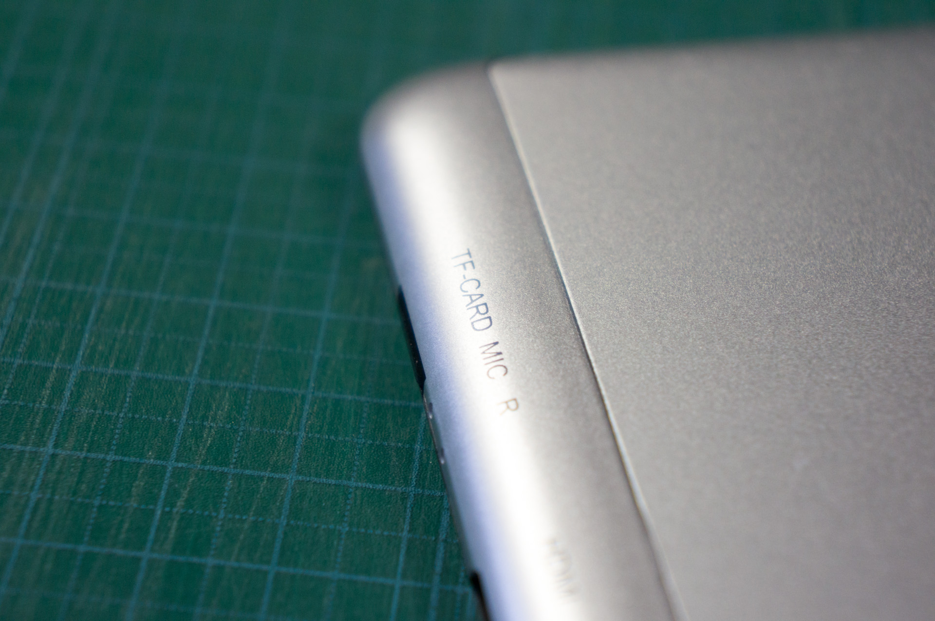 microSD カードを入れた