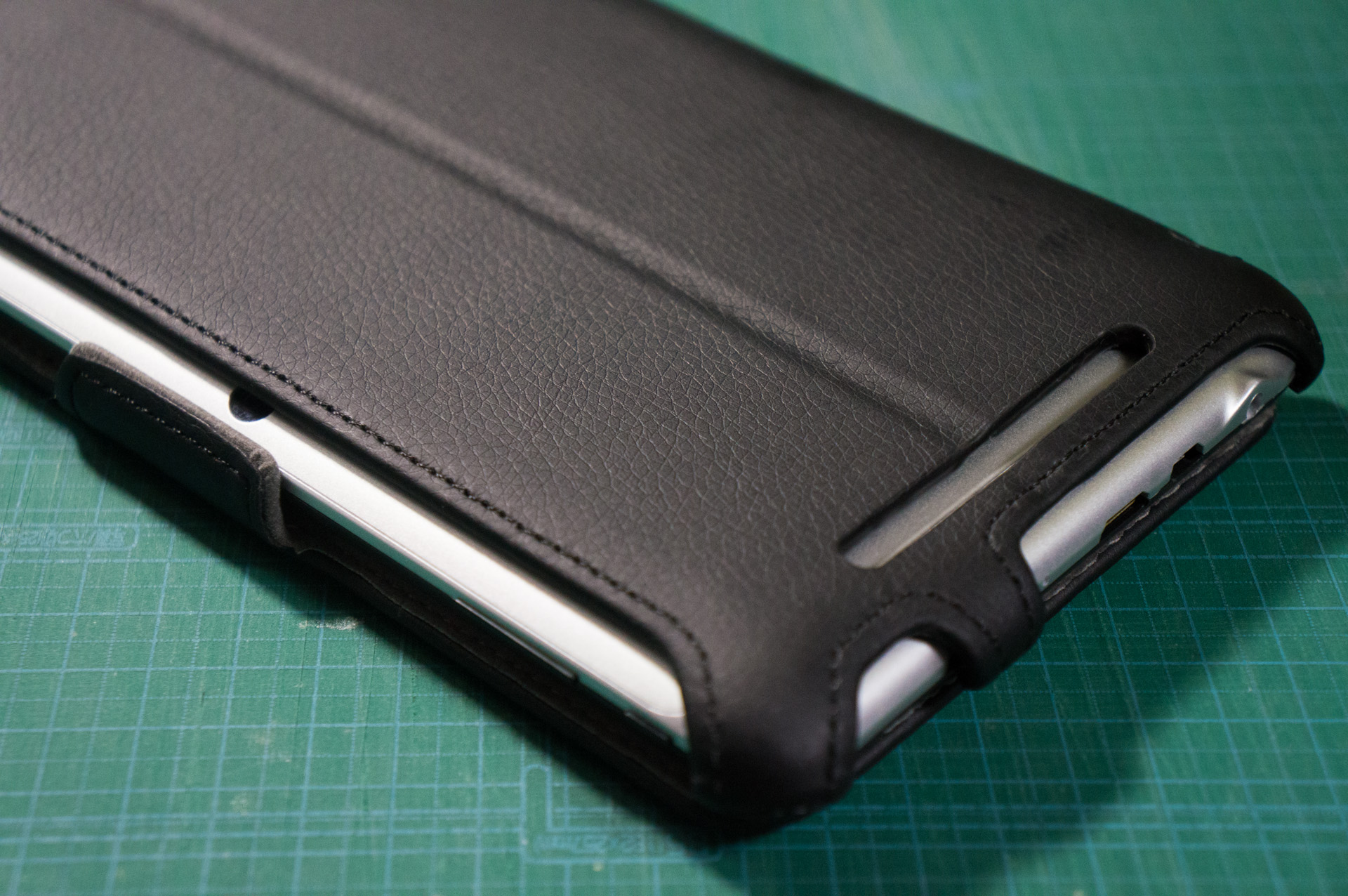 謎のスリットと埋まるカメラ