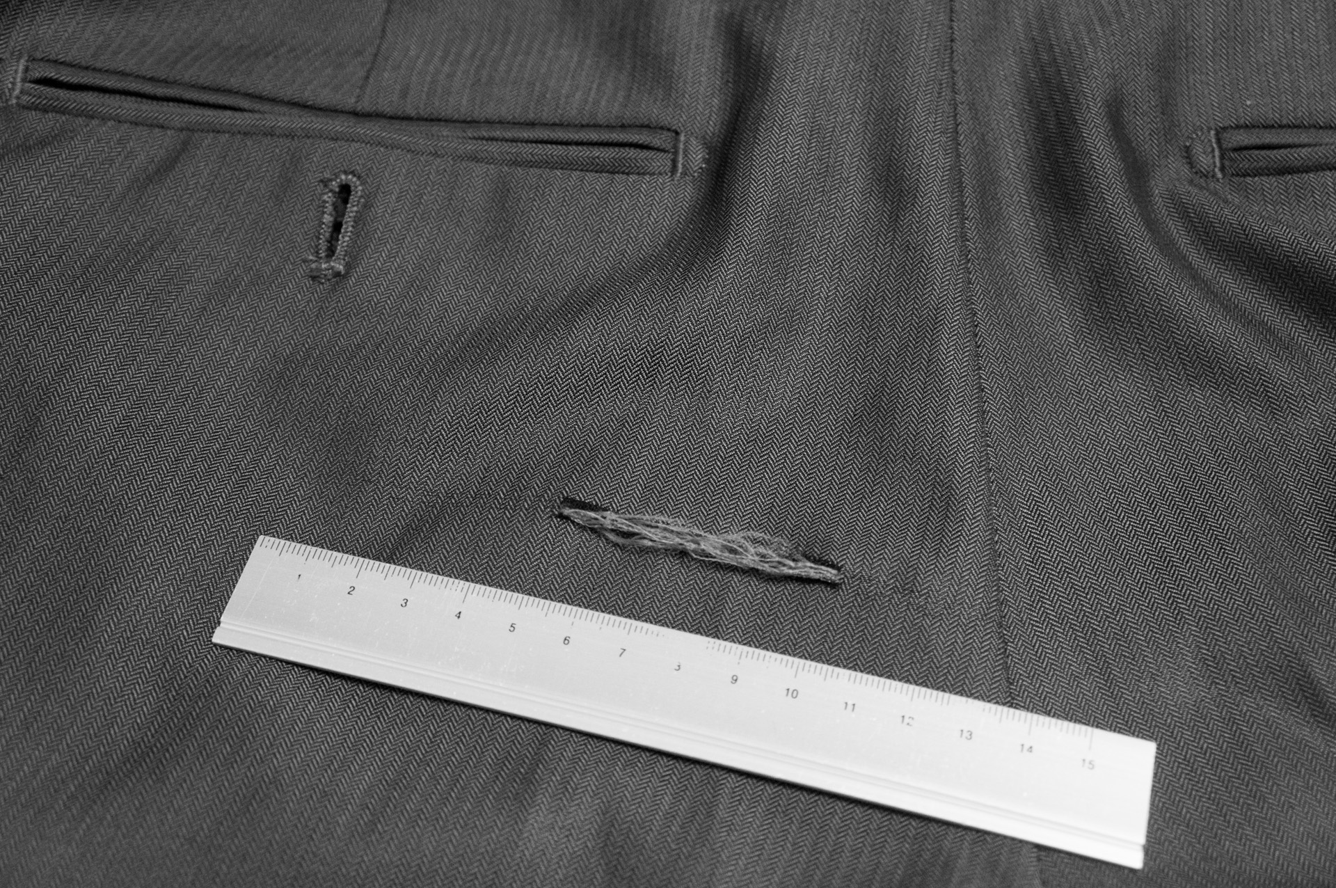 Featured image of post スーツのズボンに穴をあけたので修理してもらった